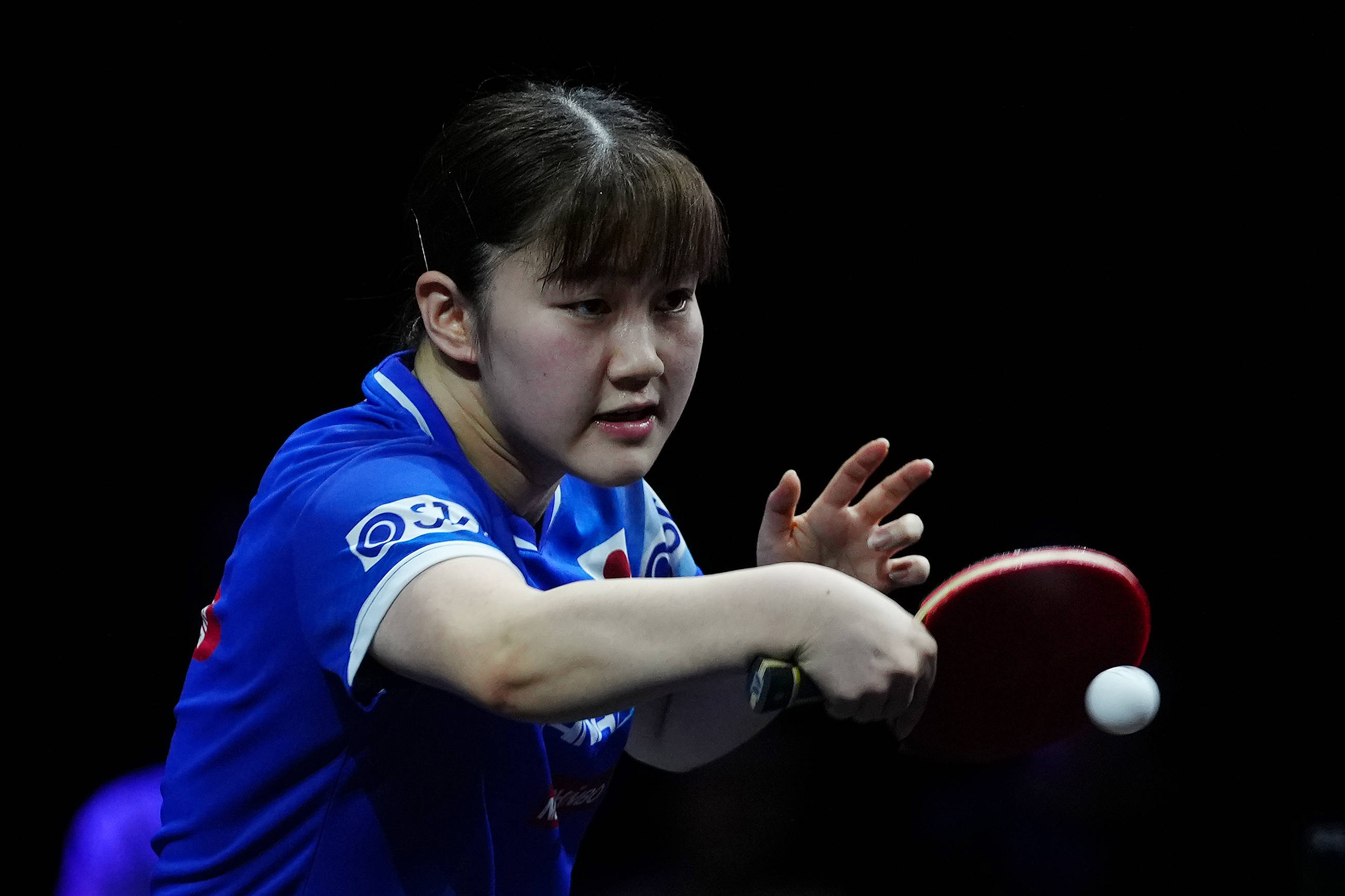 并且高度依 并且高度依